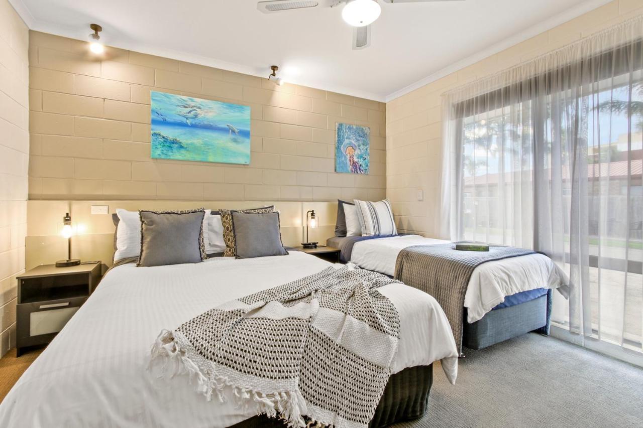 Sandbar Motel Лейкс Ентранс Екстериор снимка