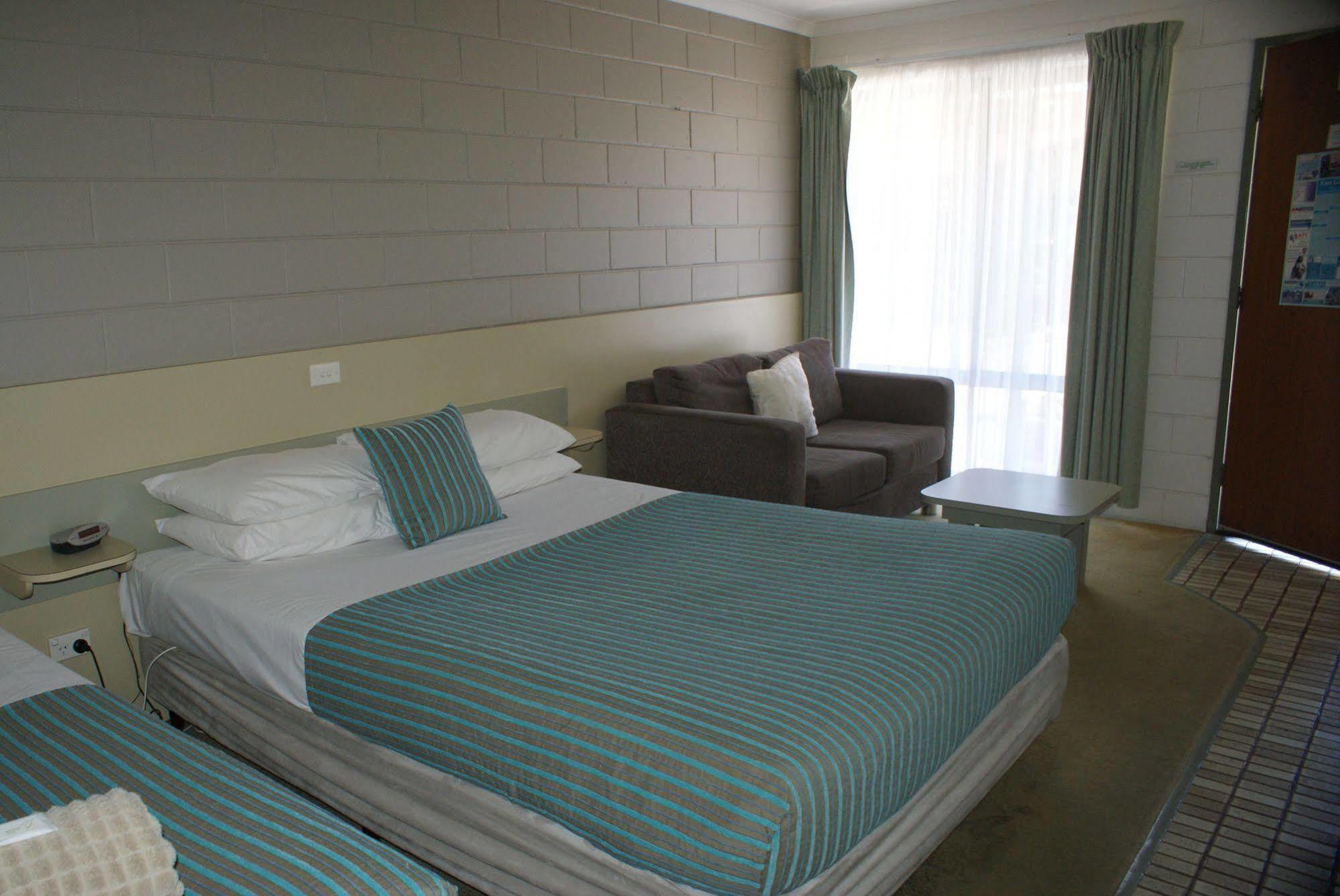 Sandbar Motel Лейкс Ентранс Екстериор снимка