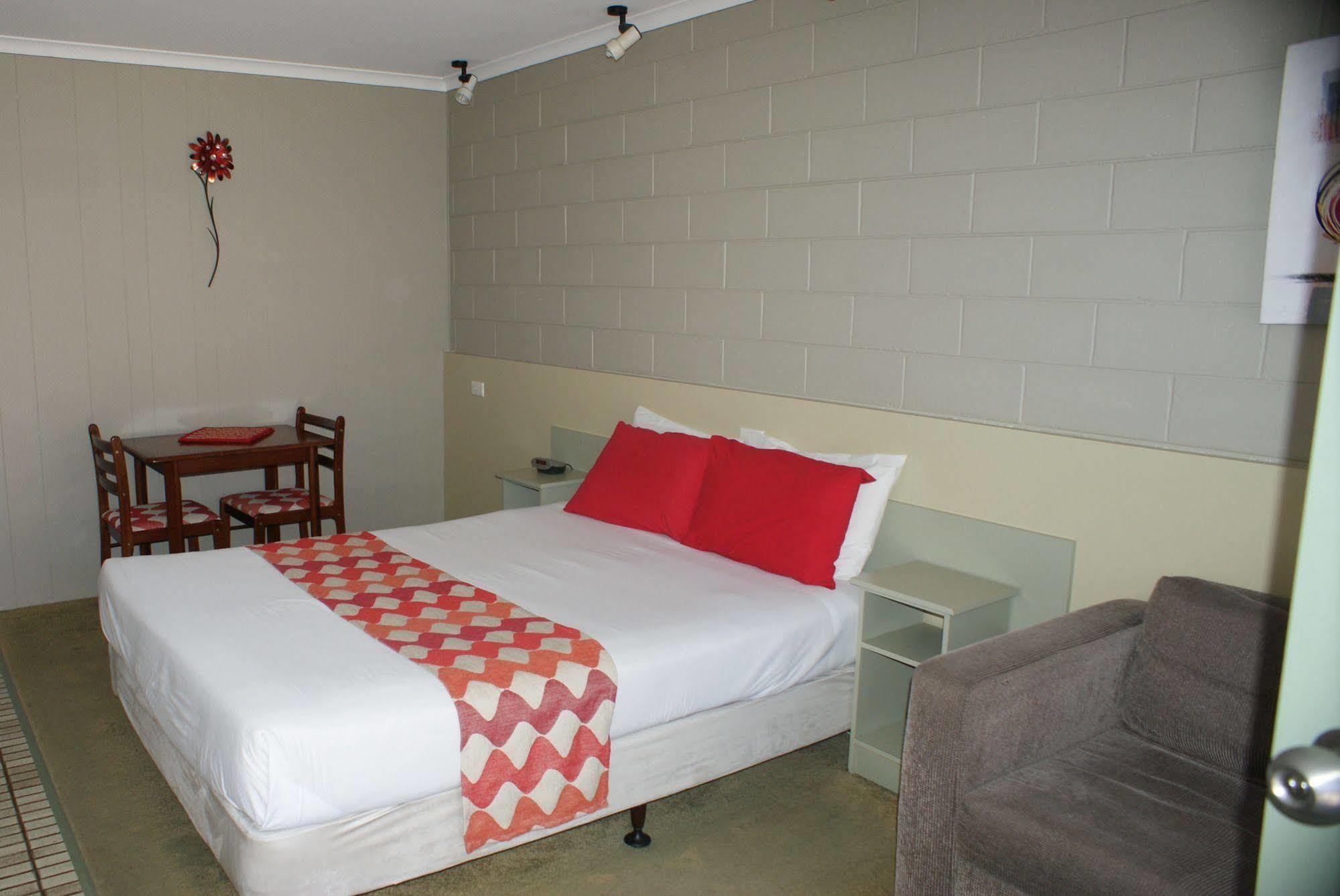 Sandbar Motel Лейкс Ентранс Екстериор снимка